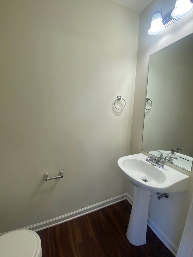 Building Photo - Available Now! 2 Bed, 2.5 Bath Townhome in The Cottages Of Lake Forest