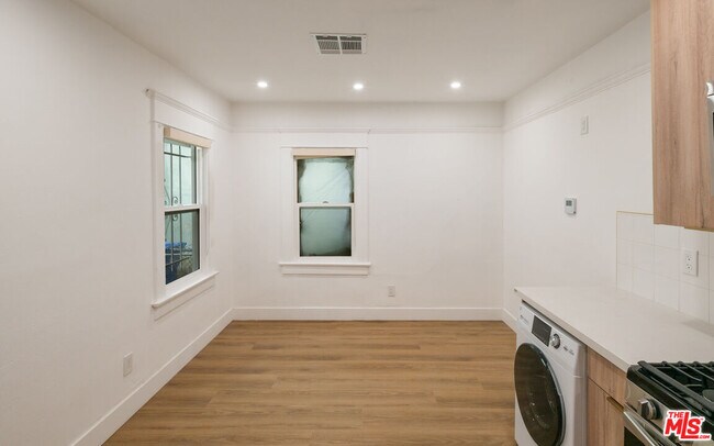 Foto del edificio - 5729 Carlton Way