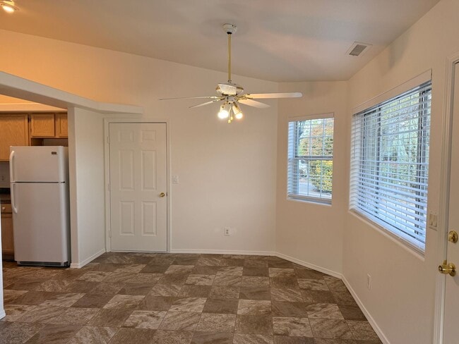 Foto del edificio - 9800 E Lakeshore Dr