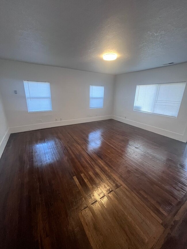 Building Photo - ADORABLE 2 BEDROOM HOME!!