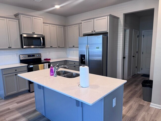 Building Photo - Charming 4BR House in Hampton