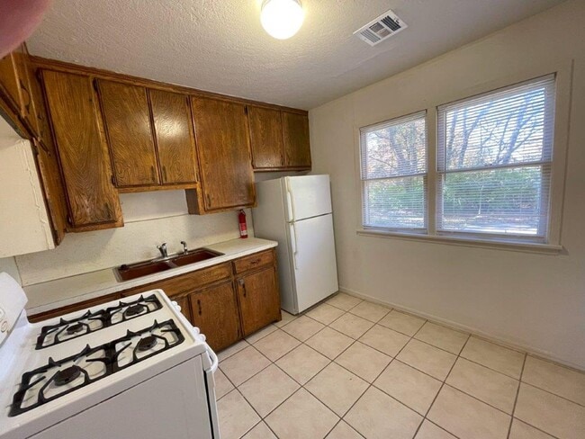 Building Photo - 2 bed one bath with Large outdoor space, o...