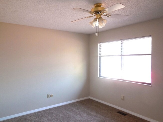 Building Photo - 2 Bedroom 1.5 Bath Townhouse with Fireplac...