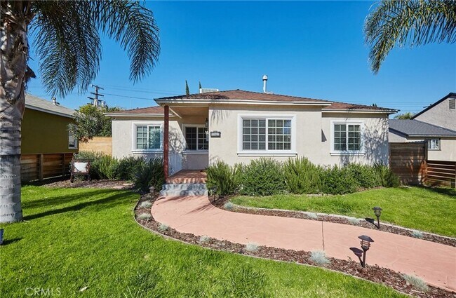 Foto del edificio - 17827 Burbank Blvd