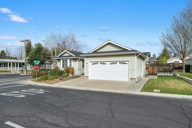 Building Photo - 351 Lark Dr