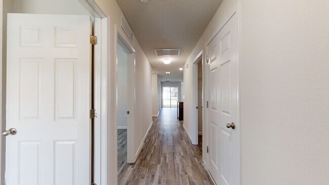 Building Photo - Stunning 3/2 Duplex in Palm Coast Seminole...