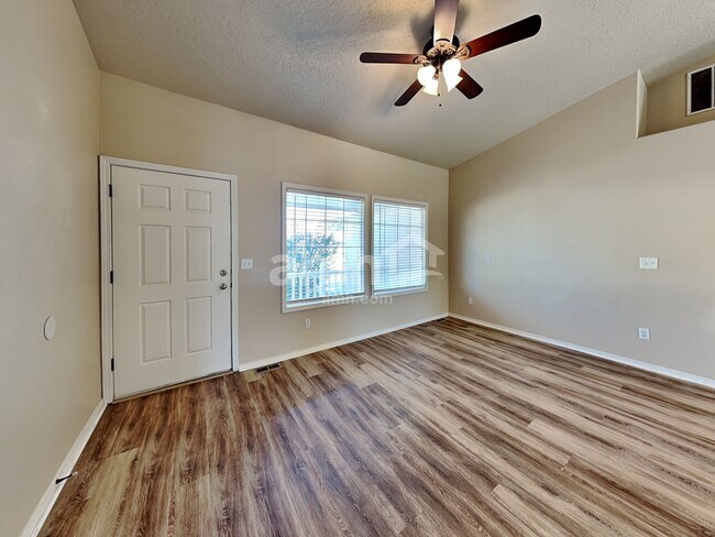 Foto del edificio - 7411 Bridgeport Drive