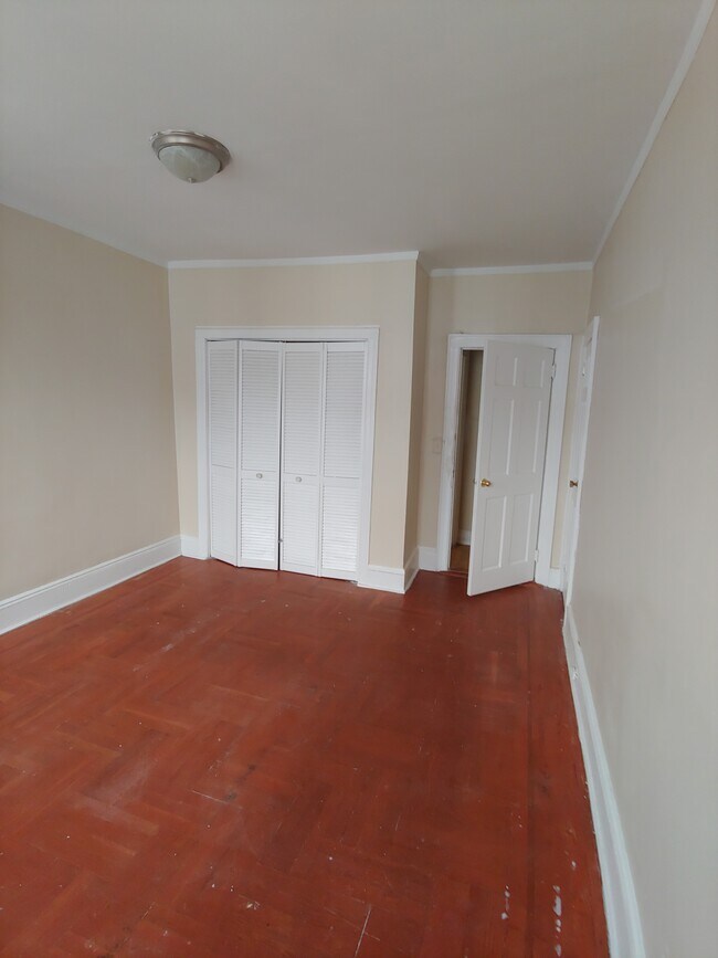 Bedroom, 11' x 16' - 942 E 38th St