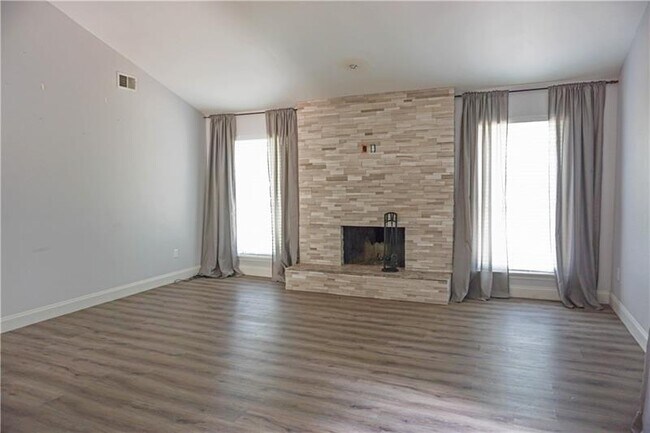 Building Photo - 710 Creekwood Crossing W