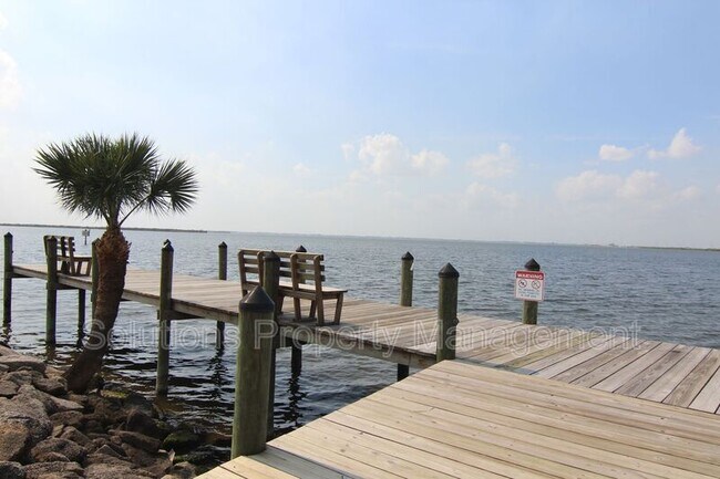 Foto del edificio - 3799 S Banana River Blvd