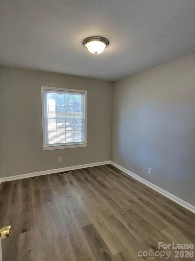 Foto del edificio - 6817 Deanwood Pl