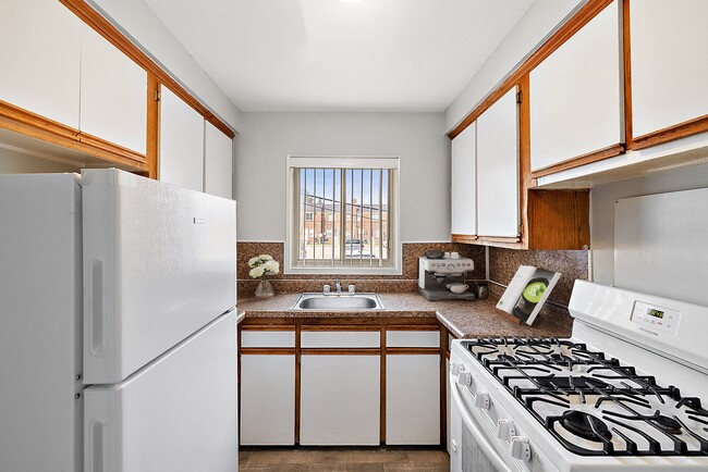 Building Photo - Oak Park Manor Apartments & Townhomes