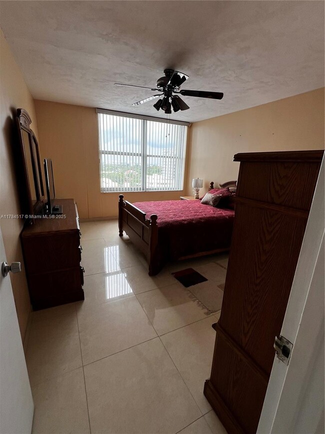 Building Photo - 2899 Collins Ave