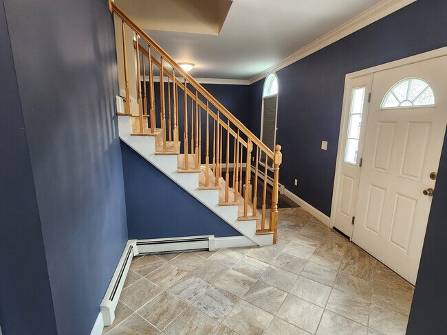 Vestíbulo frontal desde la sala de estar delantera - 30 Mary Ann Way