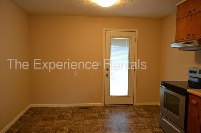 Building Photo - Spacious 4 bedroom, 2 bath home