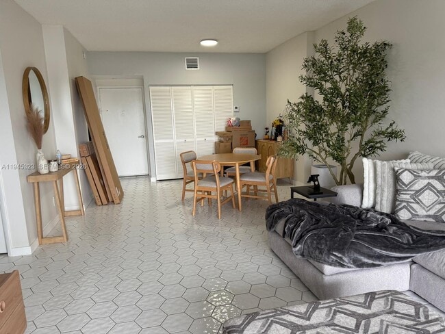 Foto del edificio - 4200 Hillcrest Dr