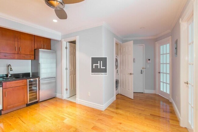 Foto del edificio - Charming East Village 4-Bedroom with Priva...