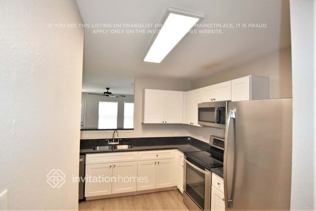 Building Photo - 14133 Esperanza Dr