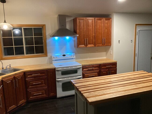 Building Photo - 60637 Devon Cir