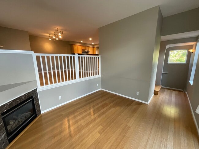 Building Photo - MAGNOLIA 3 BED, 1.5 BATH TOWNHOME FOR RENT...