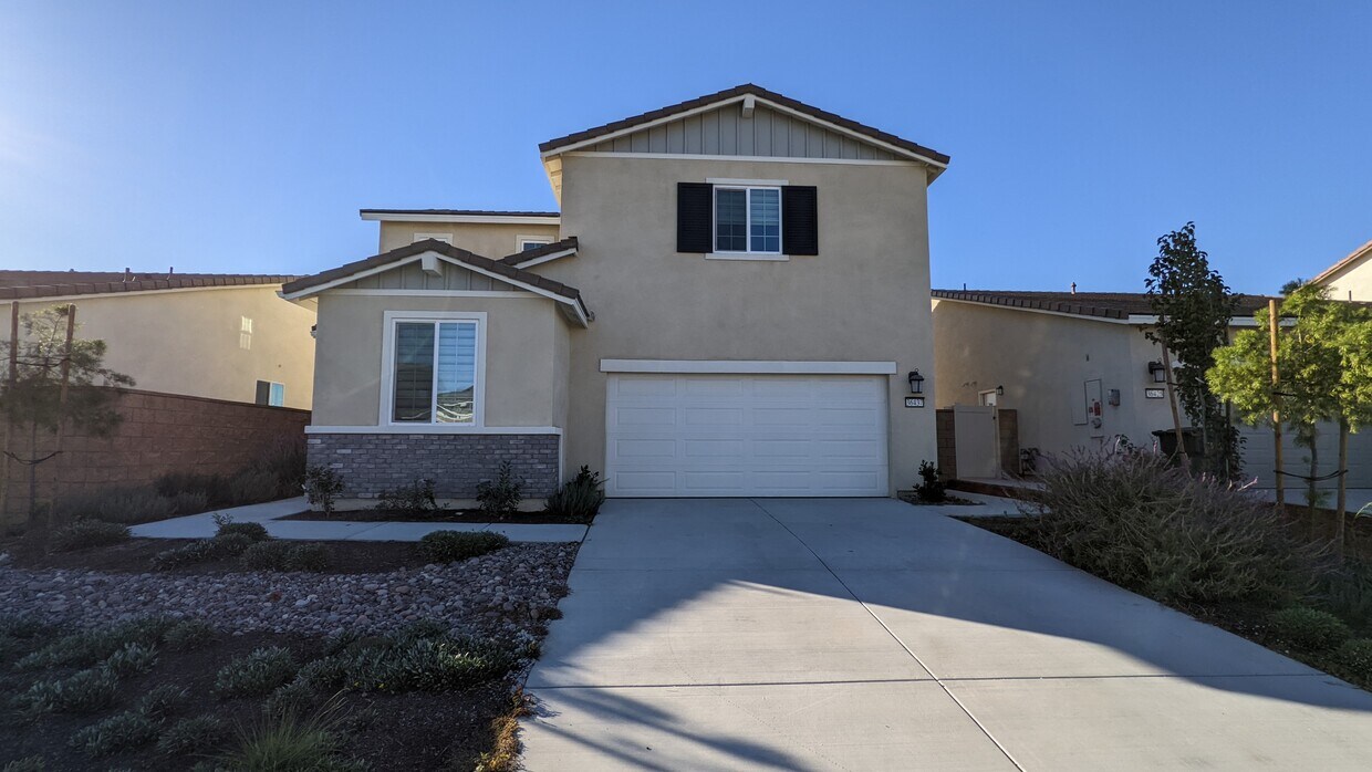 Foto principal - 36437 Flint Dr