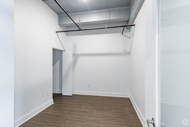 2BR 1,5 BA - 850SF - Dormitorio - First Avenue Lofts