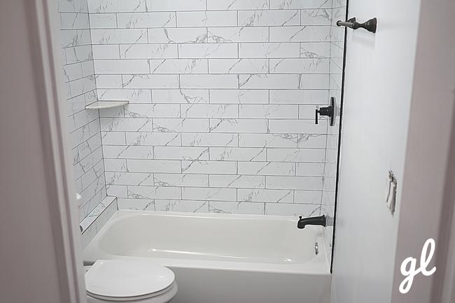 Shower/Tub - 5145 Pine St