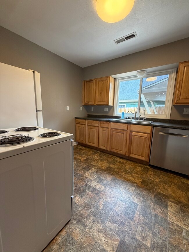 Building Photo - 1003 E Flint St