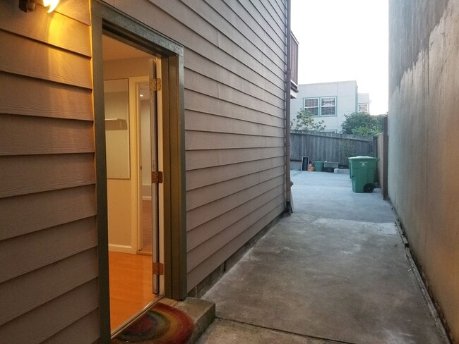 Building Photo - Remodeled 1BR/1BA garden apartment in Cent...
