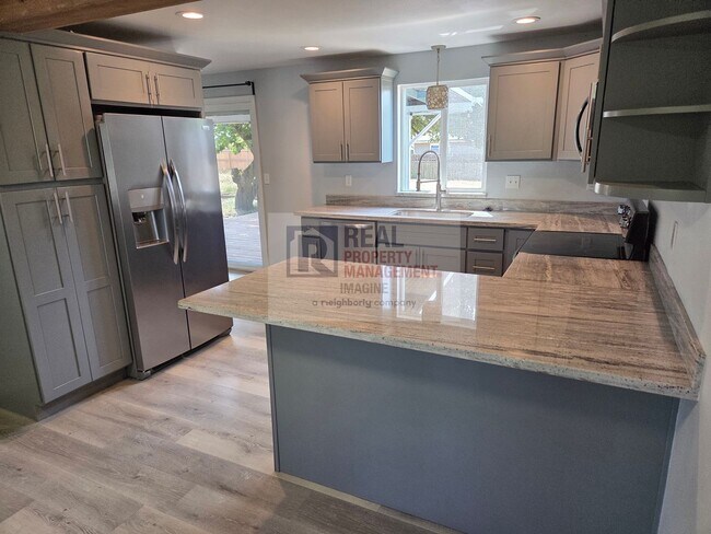 Foto del edificio - Recently remodeled 3 bedroom, 2.5 bath home