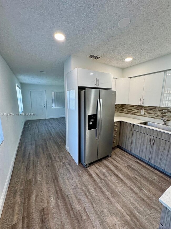 Building Photo - 100 SW 9th St