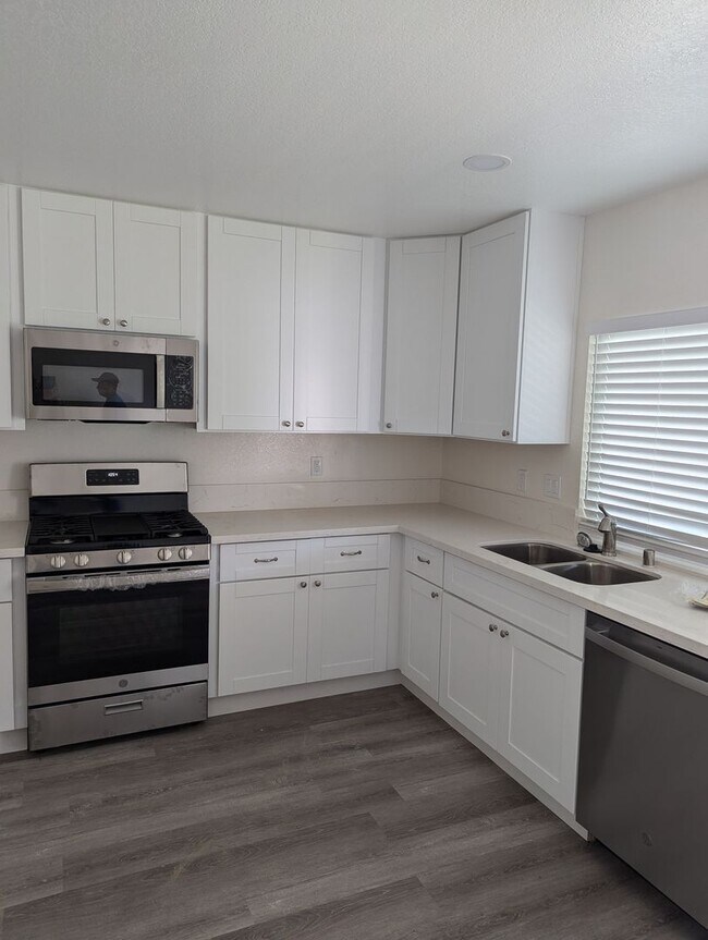 Building Photo - 3 Bed/2 Bath 1 Story Home in Lakeside