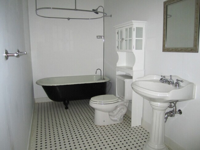 Foto del edificio - 2524 James M Wood Blvd