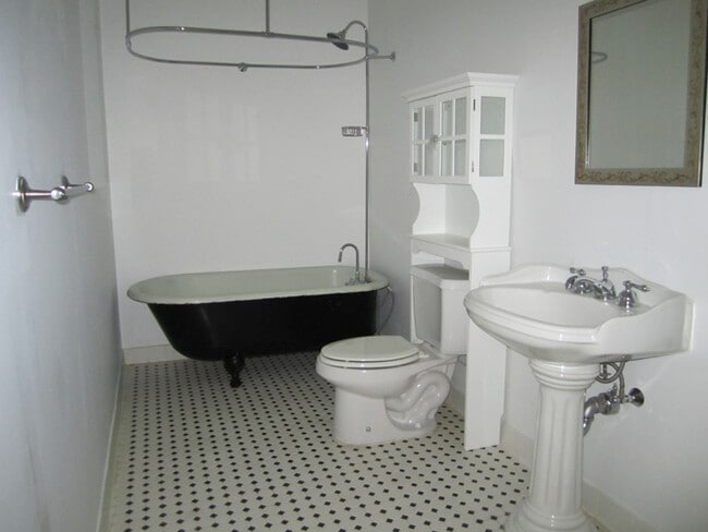 Building Photo - 2524 James M Wood Blvd