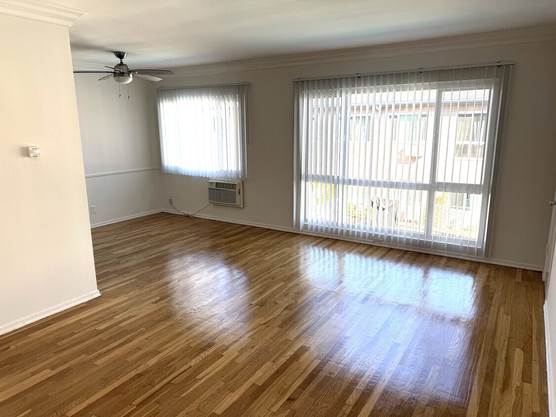 Hardwood floors - 4445 Murietta Ave