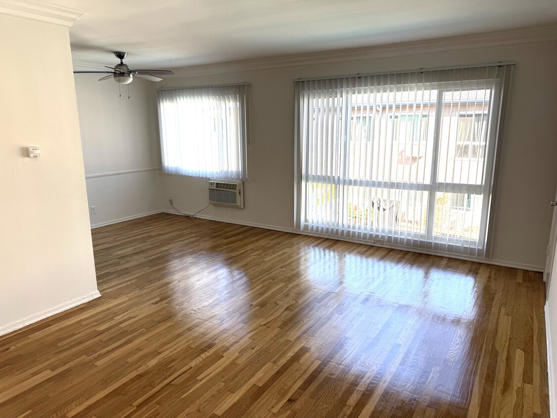Hardwood floors - 4445 Murietta Ave
