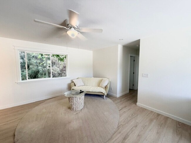 Foto del edificio - $3,000 Furnished 2-Bedroom + Den, 1-Bathroom Upstairs Duplex in Aiea