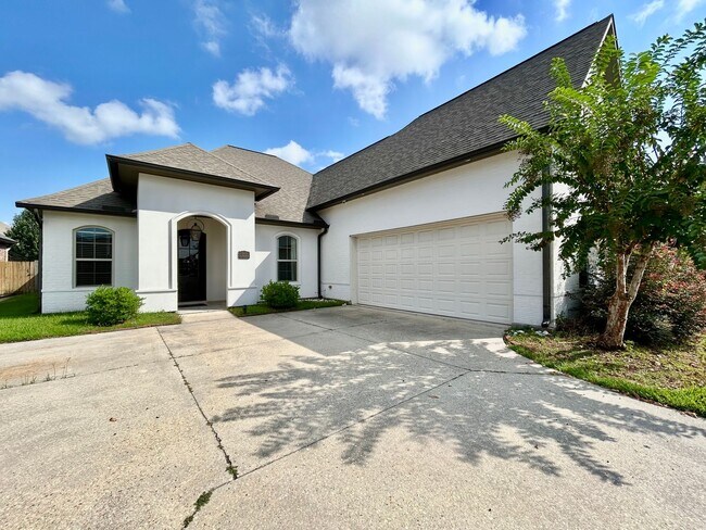 Building Photo - Gorgeous Four Bedroom Home With A Large Ou...