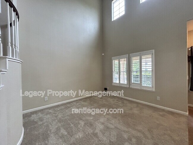 Building Photo - 523 Cascade Dr