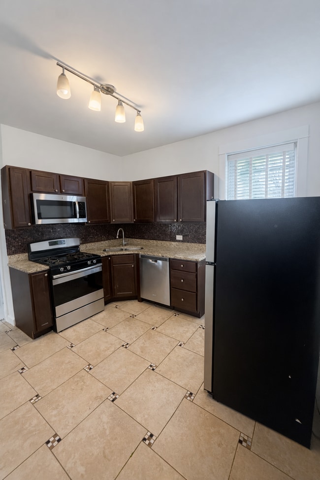 Foto del edificio - Renovated 2BD / 1BA with Modern Finishes - Albany Park