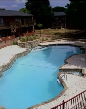 Piscina exuberante - The Edge of Wichita Falls