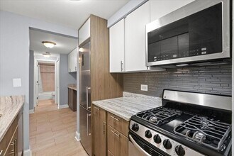 Building Photo - 541 W Oakdale Ave