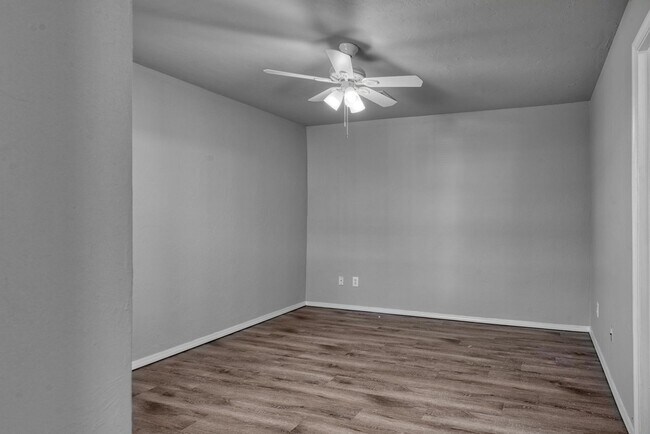 Building Photo - 1318 Commerce Dr Duplex