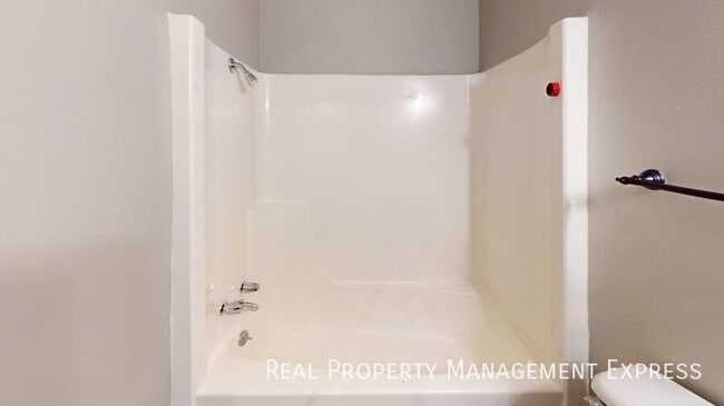 Building Photo - Spacious 2 Bedroom Apartment