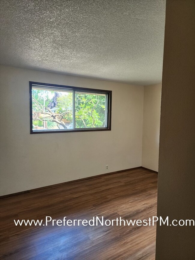 Building Photo - River Road 3 Bedroom Home!