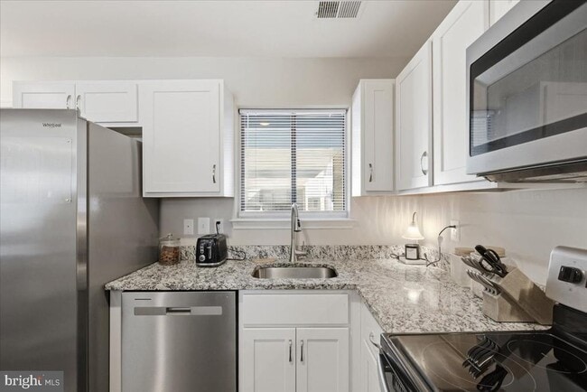 Building Photo - 3053 Heathcote Rd