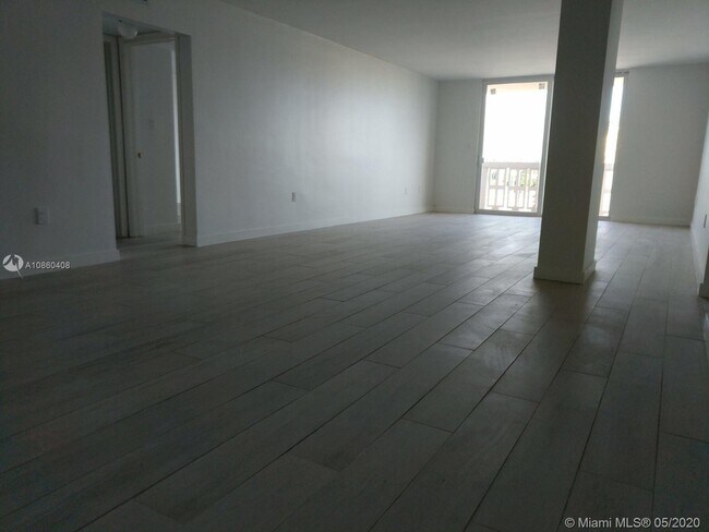 Building Photo - 801 S Ocean Dr