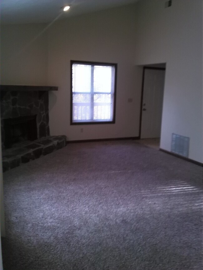 Building Photo - 2 Bedroom and 2 Bathroom Top Floor Unit! F...