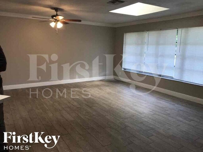 Foto del edificio - 4882 Pine Cone Ln