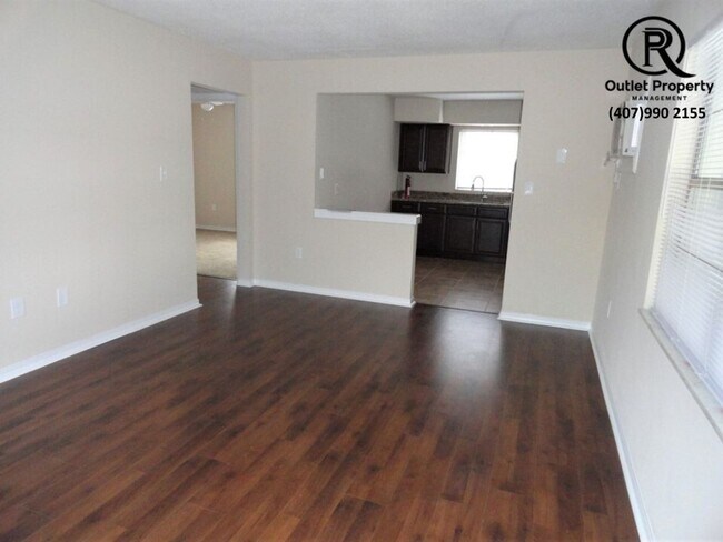 Building Photo - This Beautiful 2 Bedroom 1 Bath Duplex ***...